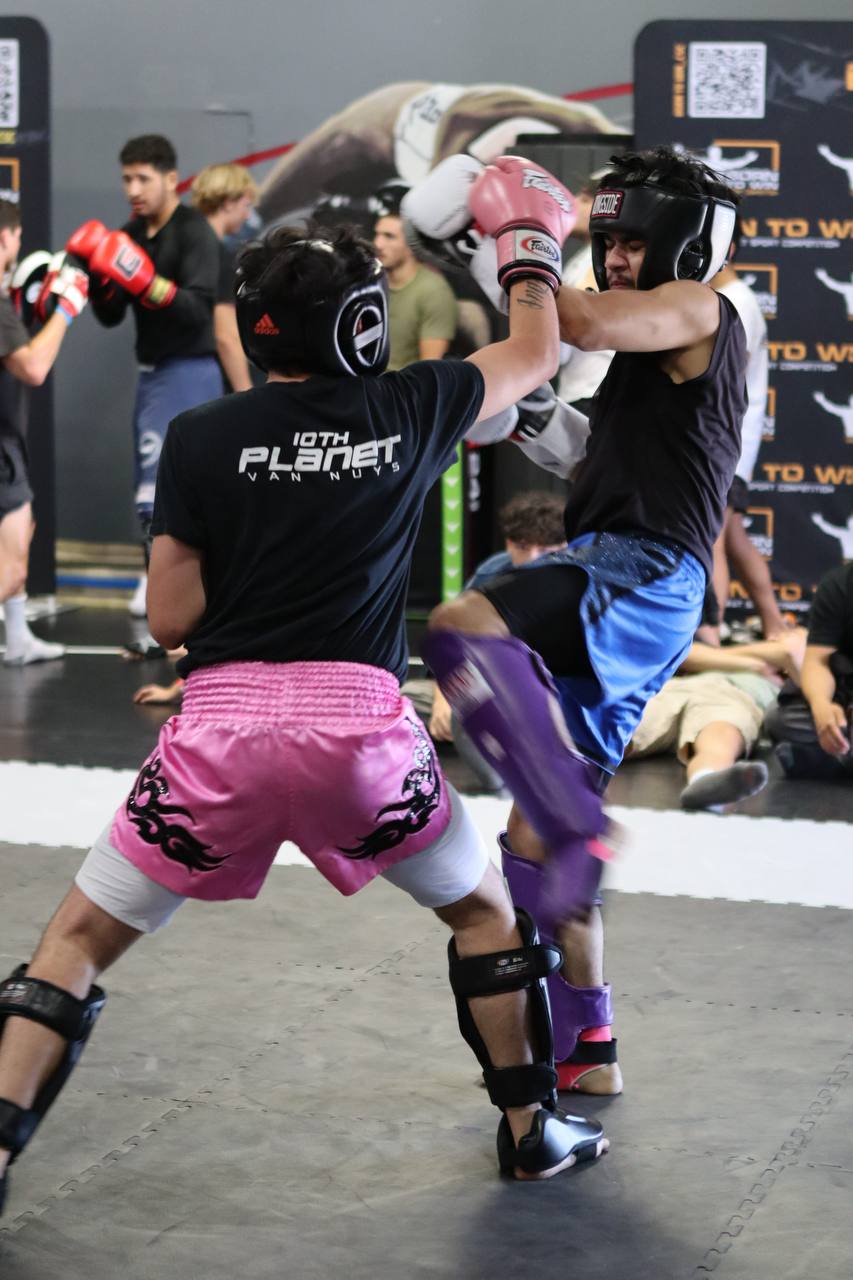 Muay Thai class for Encino residents at 10th Planet Van Nuys